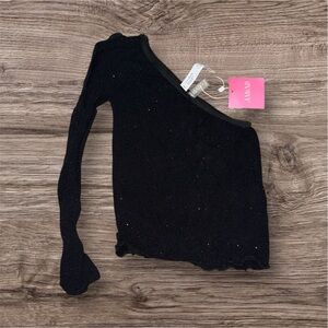 ANWND Black One-Shoulder Top